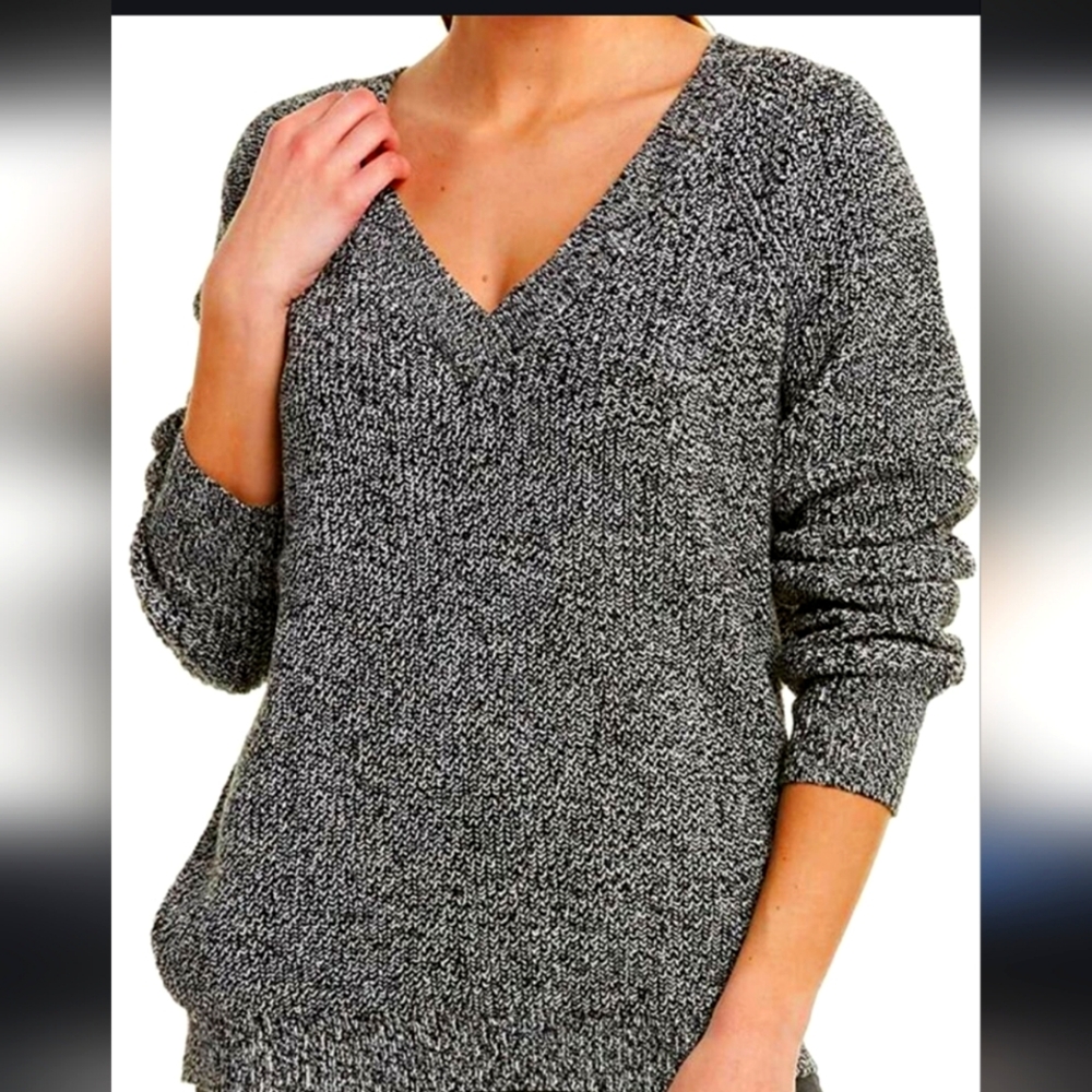 NWT Womens BCBG Max Azria Long Sleeve V Neck Sweater Black Combo